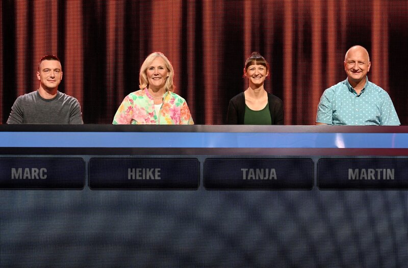 ARD GEFRAGT – GEJAGT FOLGE 911, „Alexander Bommes präsentiert beliebtes Quizformat“, am Montag um 18:00 Uhr im ERSTEN. Aufzeichnung zum ARD-Quiz „Gefragt-Gejagt“  Die Kandidaten (v.l.n.r. am Panel): Marc Weber, Heike Meinhold, Tanja Stevanovic, Martin Weber – Bild: ARD/​Uwe Ernst