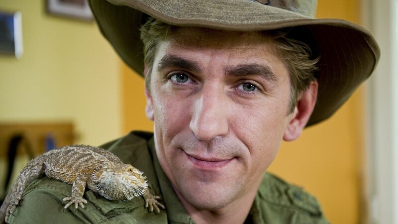 Neue Freunde! Fritz (Guido Hammesfahr) und sein neuer Gast aus der Wüste, die Bartagame. – Bild: ZDF/​Antje Dittmann