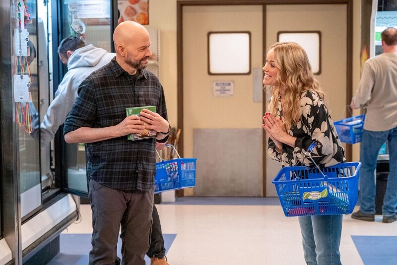 Jim Kearney (Jon Cryer, l.); Kristin (Andrea Anders, r.) – Bild: Ron Batzdorff /​ NBCUniversal Media, LLC