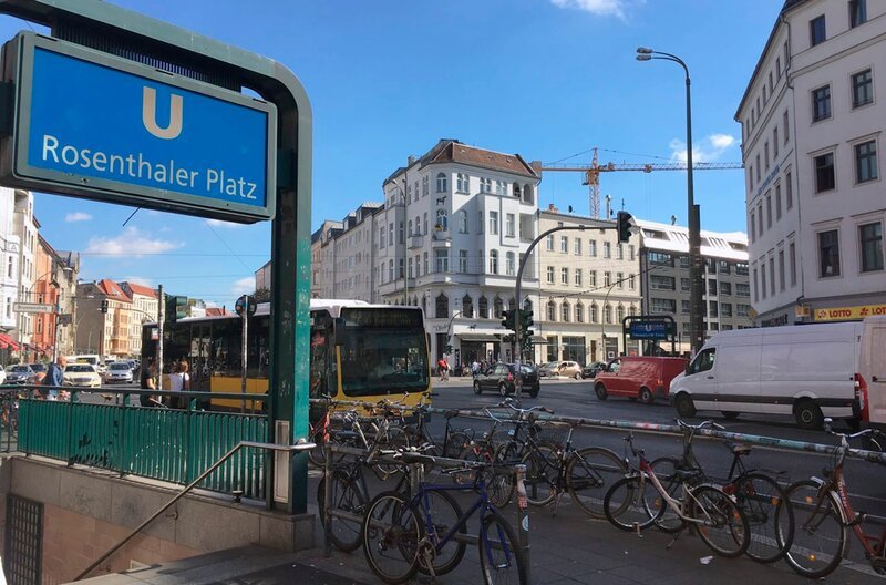 Fünf aufeinandertreffende Straßen in der Mitte Berlins bilden den Rosenthaler Platz. Tagsüber ist das Areal wichtiger Verkehrsknotenpunkt. Nachts sind die Straßen rund um den Platz fest in der Hand von Feierwütigen. Die Gegend verändert sich wie kaum eine andere. Internationale Investoren und potente Käufer haben sie zu einem der teuersten Wohnviertel Berlins gemacht. – U-Bahn-Station Rosenthaler Platz – Bild: rbb