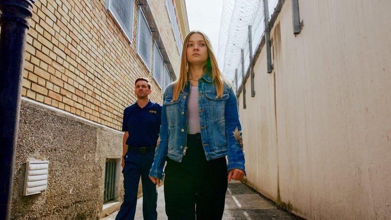 Vivi Klettmann (Julia Beautx) besucht ihren Vater Peter Klettmann im Gefängnis. Er ist wegen Mordes angeklagt. – Bild: ORF/​ZDF/​Mathias Neumann