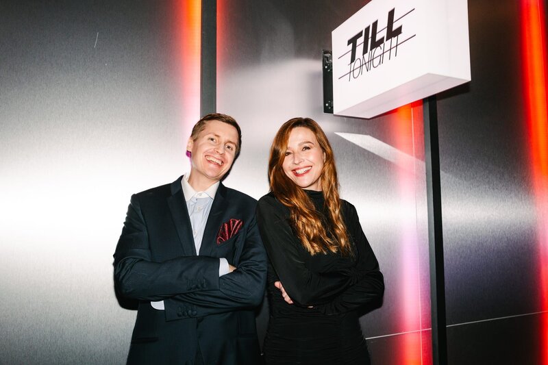 Moderator Till Reiners zusammen mit seiner Gästin, der Moderatorin und Entertainerin Katrin Bauerfeind. – Bild: ZDF