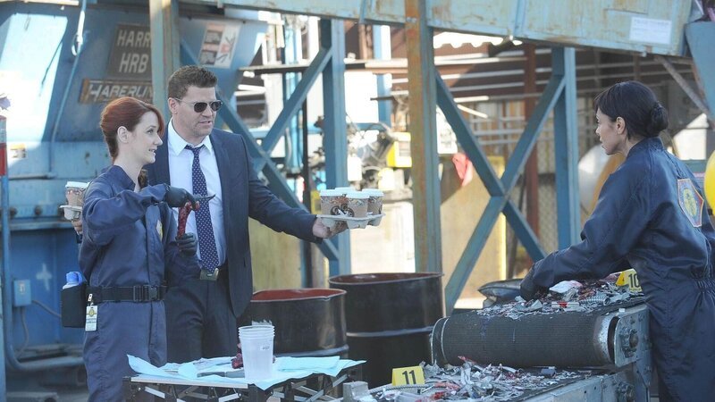 Jessica Warren (Laura Spencer, l.), Booth (David Boreanaz) und Cam (Tamara Taylor) werden zu einer Recyclinganlage gerufen, in der menschliche Überreste gefunden wurden. – Bild: TVNOW /​ FOX