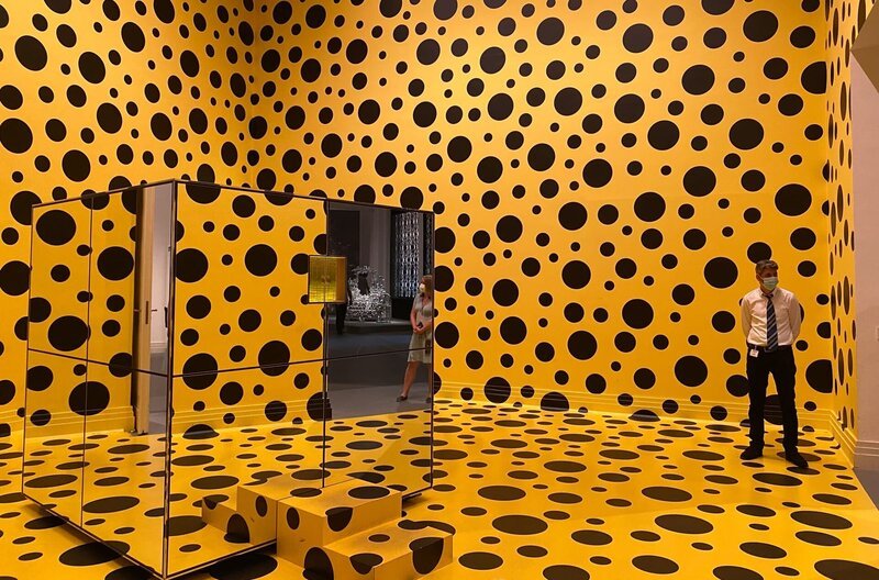 Punkte, wohin das Auge blickt: Bereits als Kind kämpfte die Künstlerin Yayoi Kusama mit Zwangsvorstellungen. Lichtblitze und Muster wüteten in ihrem Kopf. Heute ist die über 90-jährige Japanerin international berühmt. – Bild: SWR/​Nicola Graef/​Lona-media