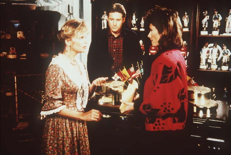 Die Ganovenwitwe Lena (Marta Kristen, l.) hilft Lee (Bruce Boxleitner, M.) und Amanda (Kate Jackson) mit wichtigen Informationen … – Bild: CBS Television