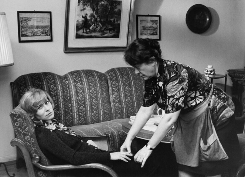 Zusammenbruch nach grosse Anspannung: Margarethe von Trotta als Gerlinde Furtner, Margrit Rainer als Frau Rosa. – Bild: SRF