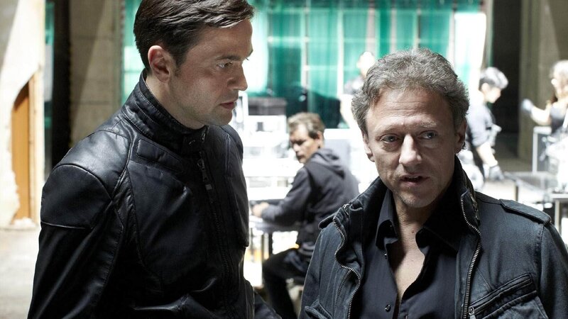 Roman (Michael Rotschopf, l.) konnte seinen Bruder Valentin (Axel Pape) aus einem Gefangenentransport befreien, die Bande ist komplett – ihr geplanter Coup kann starten. – Bild: RTL /​ Guido Engels