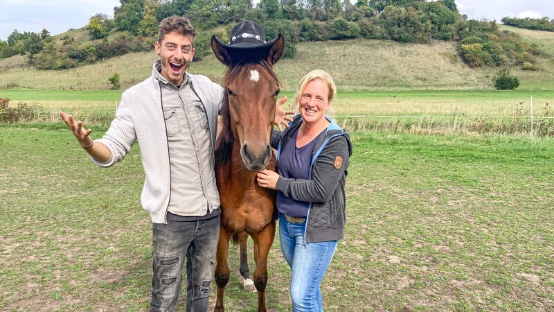 Jason mit einem Quarter Horse und Pferdezüchterin Iris Maisch Liebich. – Bild: BR/​Text und Bild Medienproduktion GmbH & Co. KG/​Stefanie Wolf