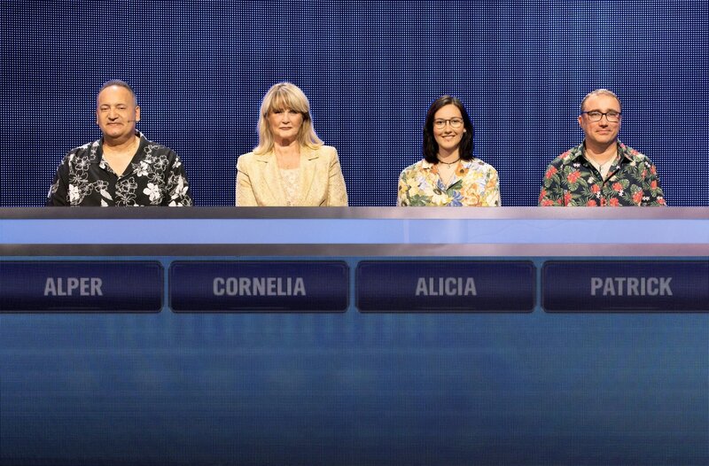 ARD GEFRAGT – GEJAGT FOLGE 910, „Alexander Bommes präsentiert beliebtes Quizformat“, am Montag (10.09.25) um 18:00 Uhr im ERSTEN. Aufzeichnung zum ARD-Quiz „Gefragt-Gejagt“ Die Kandidaten (v.l.n.r. am Panel): Alper Öztas, Cornelia Eggenwirth, Alicia Käs, Patrick Niedel – Bild: ARD/​Uwe Ernst
