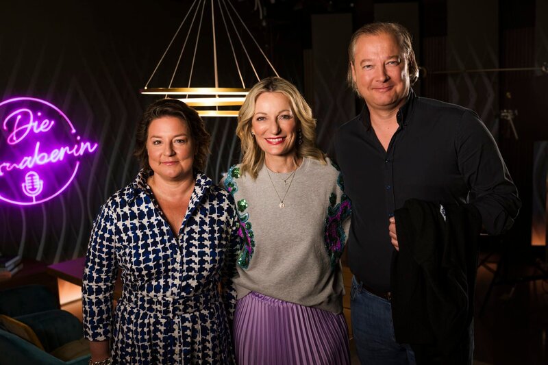 Monika Gruber (m.), Andreas Döllerer und Christl Döllerer während ServusTVs „Die Gruaberin – Vodcast“ in Salzburg, Österreich. – Bild: ServusTV /​ Sebastian Marko
