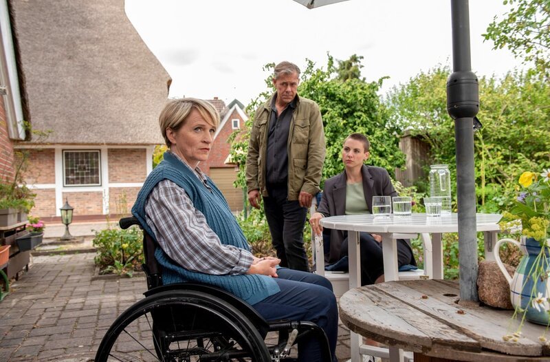 Lars Kiesewetter (Sven Martinek, 2.v.r.) und Nina Weiss (Julia E. Wenska, r.) statten, der an Multiple Sklerose erkrankten Ex-Security, Frauke Steinhoff (Isabel Schosnig) einen Besuch ab. Sie spielte eine wichtige Rolle in damaligen Ermittlungen zu einem begangenen Raubüberfall. – Bild: ORF/​ONE GATE/​ARD/​Thorsten Jander