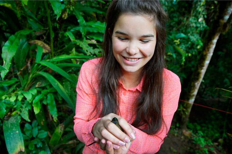 Kolibris fühlen sich warm an, weil sie eine Körpertemperatur von gut 40 Grad haben. Weiteres Bildmaterial finden Sie unter www.br-foto.de. – Bild: BR/​TEXT + BILD Medienproduktion