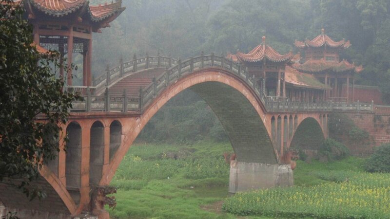Eine Brücke im Lao Shan – Bild: RTL /​ Pilot Film & Television Productions Ltd