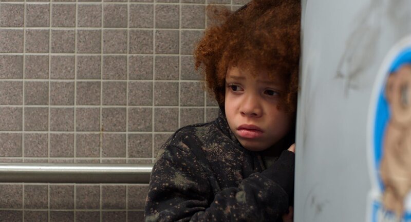 Little (Zhaila Farmer) ist von der fremden Welt an der Oberfläche verunsichert. – Bild: 3sat