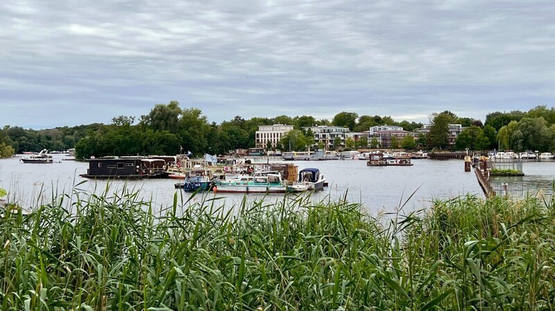 Kaum ein Ort in Berlin hat sich in den vergangenen Jahren so stark verändert wie die Rummelsburger Bucht: von einer Industriebrache in eine Top-Wohnadresse. Viele haben sich hier den Traum vom urbanen Leben mit Seeblick und Bootssteg erfüllt. Doch auch auf dem Wasser ist viel los. Auf Hausbooten und selbstgebauten Schwimminseln versuchen Seebewohner sich ihren eigenen Freiraum zu erkämpfen. – Buntes Treiben auf dem Wasser. – Bild: rbb/​Norbert Lübbers