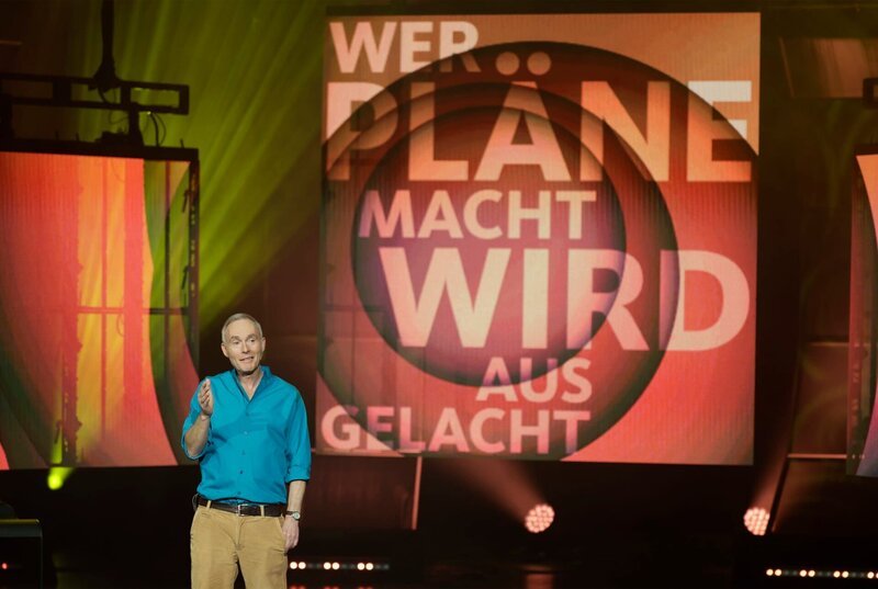 Kabarettist Johann König mit seinem Programm „Wer Pläne macht wird ausgelacht“. – Bild: WDR/​Thomas Brill