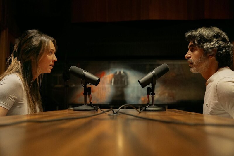 Ava Bartlett (Kaley Cuoco, l.); Nathan Bartlett (Chris Messina, r.) – Bild: Colleen Hayes /​ Peacock TV LLC.