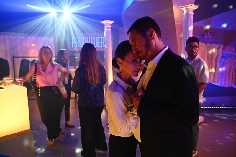 Simone (Tatjana Clasing) und Richard (Silvan-Pierre Leirich) werden schicksalhaft aneinander gespielt. – Bild: RTL /​ Julia Feldhagen