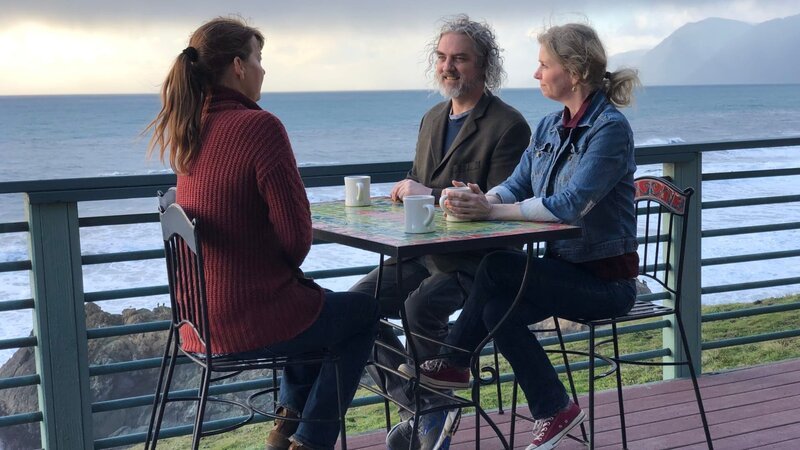 Contributors Mark Neisler (C) and Lori Hopkins (R) sit with real estate agent Shannah Marenghi (L) to tell her what they’re looking for in a future home in Shelter Cove as seen on HGTV’s Beachfront Bargain Hunt. – Bild: HGTV /​ Scripps
