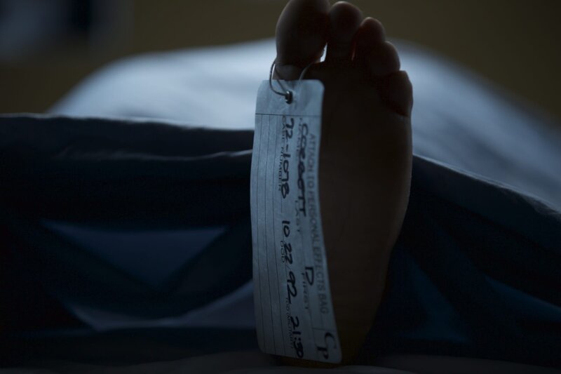 Ein junger Soldat stirbt an einer Kugel im Hals durch einen scheinbaren Selbstmord, ausgelöst durch einen Blowout-Kampf mit seiner Freundin. Aber ein zuvor unbemerktes Pulver an seinem Körper wirft für Lieutenant Joe Kenda neue Fragen auf und dreht den Fall in eine völlig neue Richtung. Wer hat ihn getötet? – Bild: Jupiter Entertainment