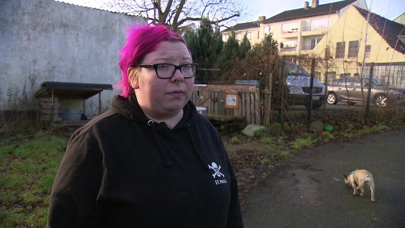 Lausi und Paddy müssen sich um Kumpel Asterix kümmern, nachdem dieser angegriffen und schwer verletzt wird. Eigentlich hatten sie andere Pläne?; Lausi und Paddy müssen sich um Kumpel Asterix kümmern, nachdem dieser angegriffen und schwer verletzt wird. Eigentlich hatten sie andere Pläne … – Bild: RTLZWEI