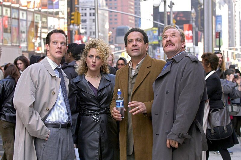 Lt. Randall Disher (Jason Gray-Stanford, l.), Sharona Fleming (Bitty Schram, 2.v.l.) und Captain Leland Stottlemeyer (Ted Levine, r.) begleiten Adrian Monk (Tony Shalhoub, 2.v.r.) nach Manhattan, wo der neue Botschafter Lettlands erschossen wurde … – Bild: ORF/​-. Andere Verwendung