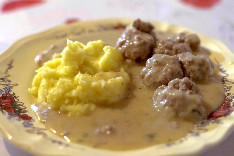Fleischknöpfle mit Kartoffelpüree – Bild: SRF/​Berlin Producers/​Moritz Zschocke