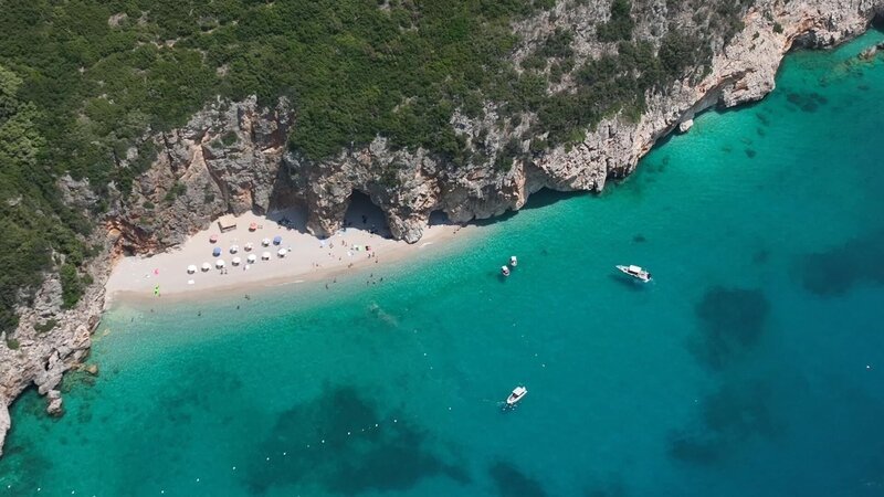 Türkisfarbenes Wasser und weiße Sandstände: Albanien lockt Touristen aus aller Welt. – Bild: ZDF