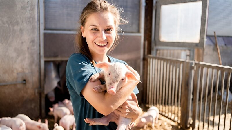 Marina checkt wie das Leben auf dem Bauernhof ist, dabei begegnet sie vielen süßen Schweinchen. – Bild: BR/​megaherz gmbh/​Hans-Florian Hopfner