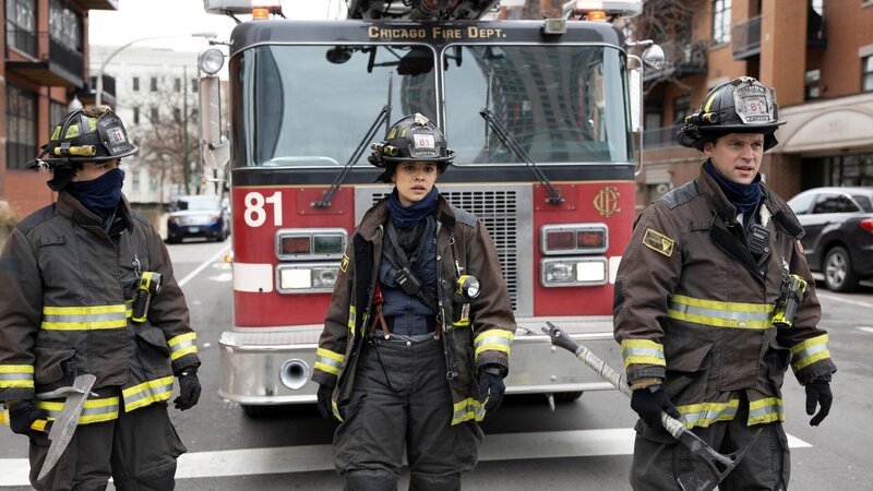 Bereit für den Einsatz, l-r: Alberto Rosende als Gallo, Miranda Rae Mayo als Stella Kidd, Jesse Spencer als Matthew Casey – Bild: SRF/​NBC Universal