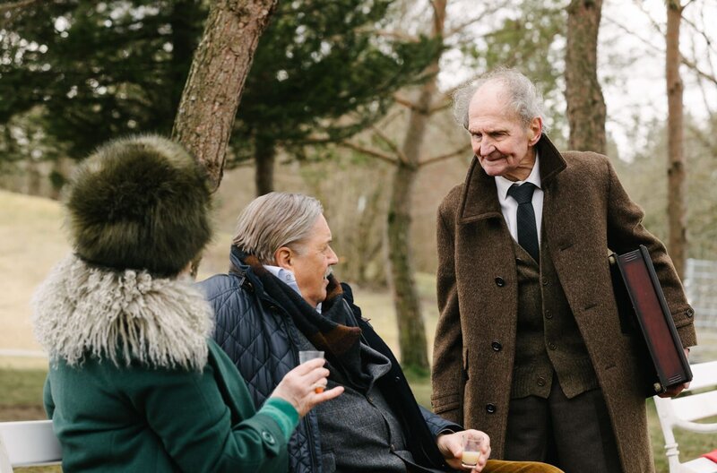 Lothar Hammer (Michael Gempart, r.) passt es überhaupt nicht, dass Girwidz (Michael Brandner, M.) die Aufmerksamkeit der Damen (Veronika von Quast, l.) auf sich zieht. – Bild: ARD/​TMG/​Kai Neunert
