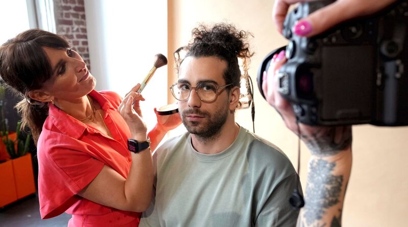 hr-fernsehen 7 TAGE MODEL, Ein Film von Davide Di Dio und Jens Benner, am Donnerstag (04.09.25) um 22:00 Uhr. „Model“. Kein Begriff wird so sehr mit Glamour und Schönheit verbunden wie dieser. Doch was macht es eigentlich aus, Model zu sein? Was bedeutet es, sich und seine Schönheit zu Geld zu machen? Und vor allem: Wer definiert eigentlich, was Schönheit ist? Davide Di Dio geht diesen Fragen nach und begibt sich für sieben Tage in die Welt der Models. – Bild: HR/​Jens Benner