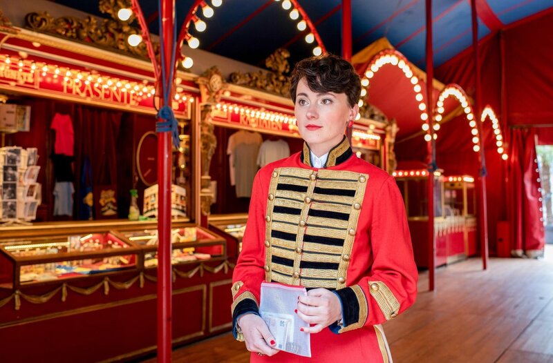 Mascha Petrowa (Natalya Bogdanis) steht in ihrer Uniform im Foyer des Zirkus. – Bild: ORF/​ONE GATE/​ARD/​Thorsten Jander