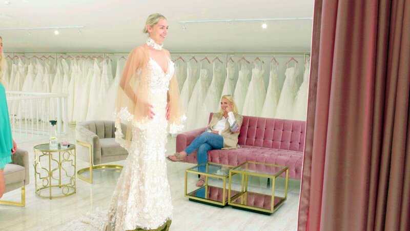 Kandidatin Lea (l.) wird von ihrer Mutter Corinna (r.) bei der Anprobe der Kleider begleitet. – Bild: RTL