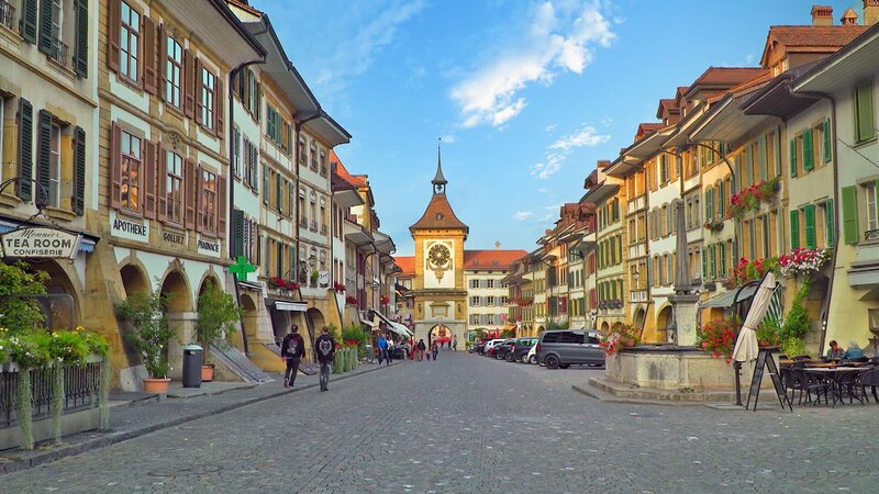Hauptgasse mit Bernturm, Murten – Bild: ORF/​Jöchler Verlagshaus Holding GmbH