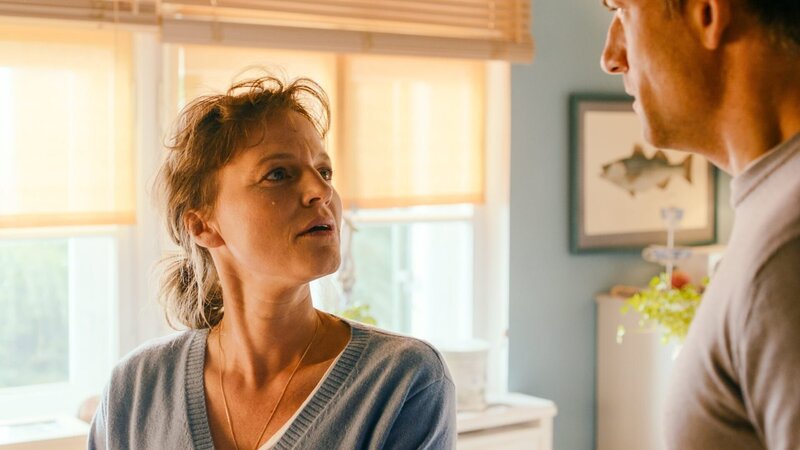 Anna Klettmann (Maria Simon) hat genug von den Lügen. Sie möchte nicht mehr mit ihrem Mann Peter Klettmann (Torben Liebrecht) zusammen sein. – Bild: ORF/​ZDF/​Mathias Neumann