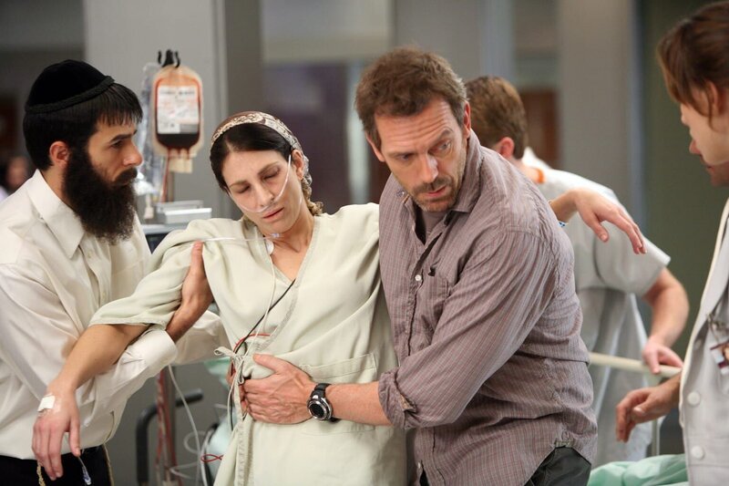 Während einer jüdischen Hochzeit ist die Braut Roz (Laura Silverman, M.) zusammengebrochen und wird umgehend von ihrem Mann Yonatan (Eyal Podell, l.) ins Krankenhaus zu Dr. House (Hugh Laurie) gebracht. Was fehlt der jungen Frau? – Bild: krone.tv