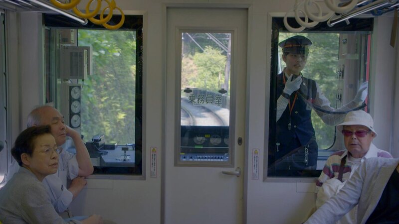 Japan und der Zug, das ist eine lange Geschichte. Seit seiner Ankunft im Archipel hat die Eisenbahn immer fasziniert. Sie war das Symbol für Modernität und Entwicklung und begleitete die Japaner in ihrem täglichen Leben. Der Film begibt sich auf eine Reise mit allen Zügen, die das Land durchziehen, von der kleinen Berglinie bis zum futuristischen Schnellzug Shinkansen. – Bild: 3sat