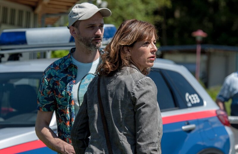 Der Camper Herwig Gunsch weiß gar nicht, wie wichtig sein Hinweis für die Ermittlerin Nina ist. Es geht um einen Fahrradhelm. – Bild: ORF/​Gebhardt Productions/​Stefanie Leo