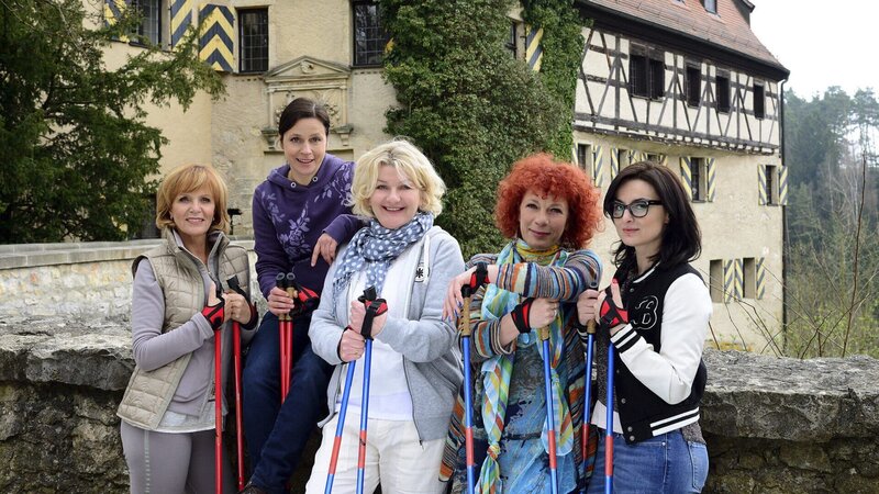 Auf zum Frühsport (v.l.n.r.): Caroline (Ulrike Kriener), Judith (Jule Ronstedt), Eva (Saskia Vester), Estelle (Nina Hoger) und Kiki (Mimi Fiedler) sind bereit. – Bild: 3sat