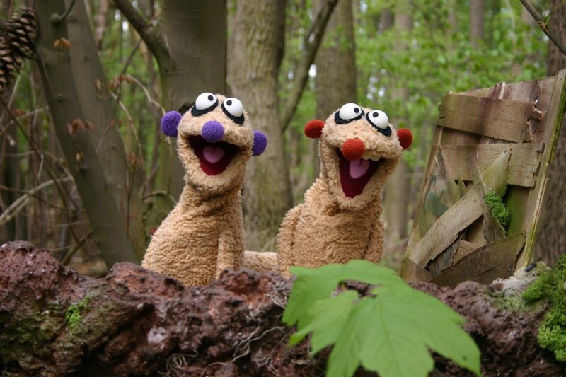 Auf der Suche nach einer entlaufenden Mumie landen die Erdmännchen Jan und Henry in einem dunklen und unheimlichen Wald. – Bild: rbb/​bigSmile Ent./​NDR/​MDR