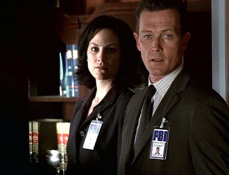 Agentin Monica Reyes (Annabeth Gish, l.) und Doggett (Robert Patrick) schmieden einen Plan, um Scully möglichst schnell weit außerhalb Washingtons in Sicherheit zu bringen. – Bild: Twentieth Century Fox Film Corporation