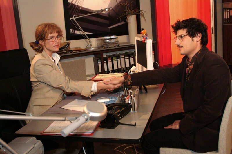 Lisa (Alexandra Neldel, l.) trifft mit Rokko (Manuel Cortez, r.) eine Abmachung … (Dieses Foto von Alexandra Neldel darf nur in Zusammenhang mit der Berichterstattung über die Serie „Verliebt in Berlin“ veröffentlicht und verbreitet werden.) – Bild: SAT.1 /​ Monika Schürle Eigenproduktionsbild frei