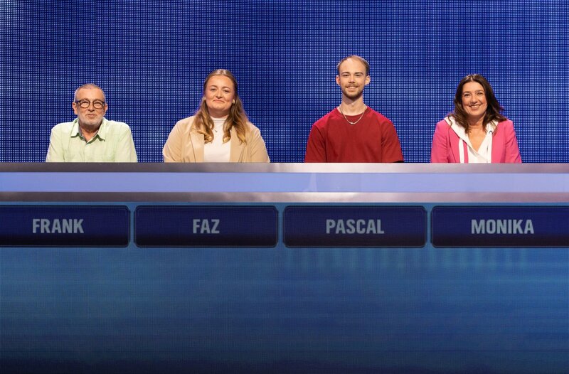 ARD GEFRAGT – GEJAGT FOLGE 908, „Alexander Bommes präsentiert beliebtes Quizformat“, am Montag um 18:00 Uhr im ERSTEN. Aufzeichnung zum ARD-Quiz „Gefragt-Gejagt“ Die Kandidaten (v.l.n.r. am Panel): Frank Ahrens, Faz Kastrati, Pascal Engel, Monika Müller-Schild – Bild: ARD/​Uwe Ernst