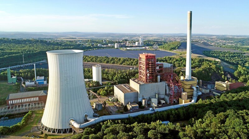 Das Kraftwerk Weiher ist ein deutsches Steinkohlekraftwerk mit Photovoltaikanlage. Es liegt bei Quierschied im Saarland. – Bild: SR/​Alexander M. Gross