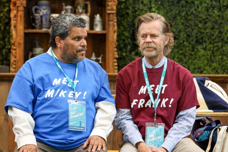 Mikey O (Luis Guzman) und Frank Gallagher (William H. Macy) – Bild: ORF/​TELE-München/​Warner/​Showtime/​Paul Sarkis