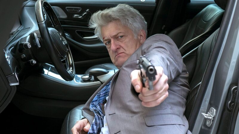 Der Bürgermeisterkandidat Ivica Strugar (Dominic Raacke) erschießt einen Angreifer in Notwehr. – Bild: ARD Degeto/​BR/​Erika Hauri