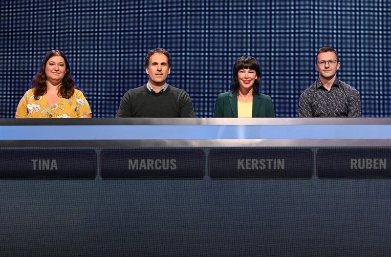 ARD GEFRAGT – GEJAGT FOLGE 906, „Alexander Bommes präsentiert beliebtes Quizformat“, am Montag (04.09.25) um 18:00 Uhr im ERSTEN. Aufzeichnung zum ARD-Quiz „Gefragt-Gejagt“  Die Kandidaten (v.l.n.r. am Panel): Tina Mohr, Marcus Brüggen, Kerstin Stein, Ruben Rauch – Bild: ARD/​Uwe Ernst