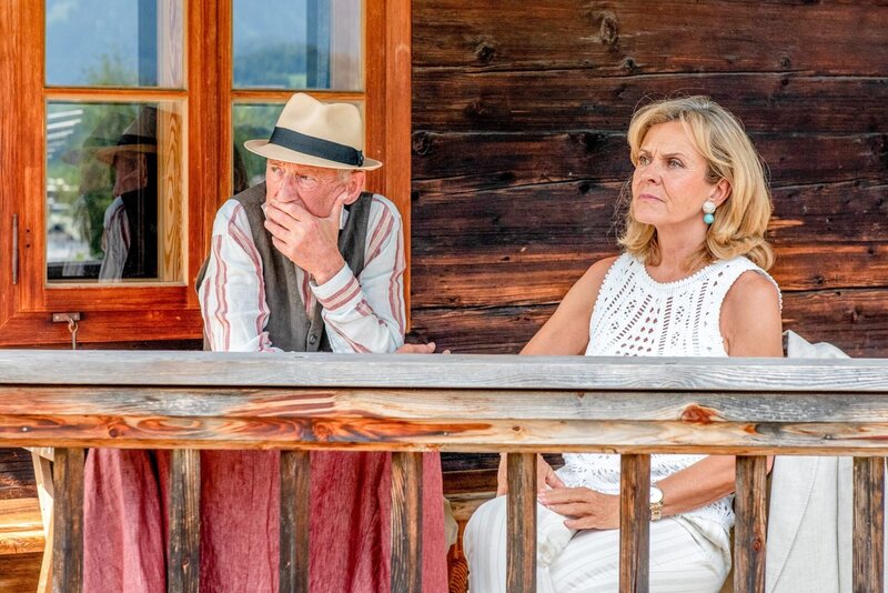 Gräfin Schönberg (Andrea L’Arronge) und Hannes (Hannes Kofler) machen einen Ausflug zum Museumsfriedhof, und wie könnte es auch anders sein: Die beiden stoßen auf eine Leiche. – Bild: ORF/​Gebhardt Productions/​Stefanie Leo