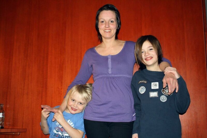 Die alleinerziehende Daniela (35) hat schon einiges geschafft in ihrem renovierungsbedürftigen Haus. Die wichtigsten Räume sind bereits wohnlich. Für den weiteren Ausbau fehlt der zweifachen Mutter, die an einer starken Immunschwäche leidet, einfach die Kraft. – Bild: RTL II